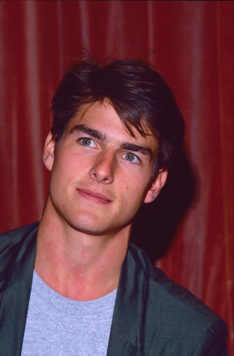 Tom Cruise Young Pics, 90s Actors Male, Tom Cruise 80s, 90s Guys, Tom Cruz, 80s People, Regulus Acturus Black, Tom Cruise Hot, Smash Board