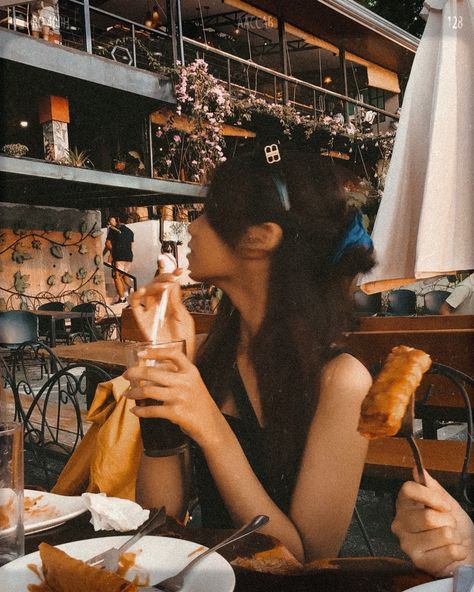 Restraunt Poses Instagram, Cafe Sitting, Poses With Food, Restraunt Pic Aesthetic, Photography Poses In Cafe, Photoshoot Ideas Cafe, Candid Pose Ideas, Cafe Pics Ideas, Cafe Ootd