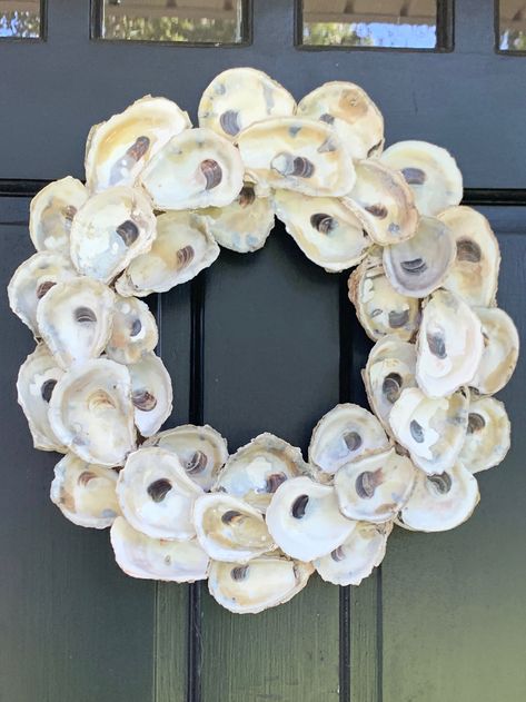 Oyster Shell Crafts Wreaths & Garlands, Oyster Shell Wreath Coastal Christmas, How To Make An Oyster Shell Wreath, Oyster Shell Wreaths, Diy Shell Wreath, Oyster Shell Wreath Diy, Oyster Wreath Diy, Easy Seashell Crafts, Sea Shells Crafts Ideas