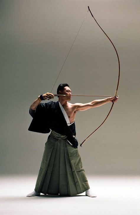 Kyudo Giant Dinosaur, Pencak Silat, Traditional Archery, Art People, Bow And Arrow, Human Poses Reference, Poses References, Art Japonais, Human Poses