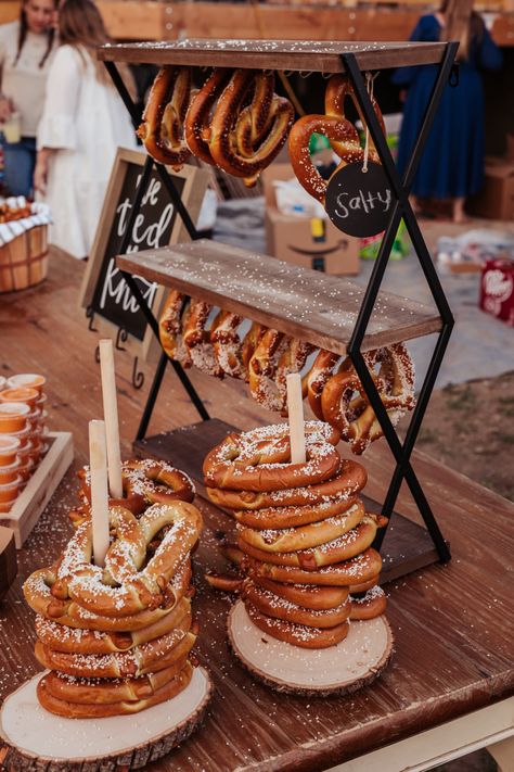 Diy Oktoberfest Decorations, Birthday Buffet Ideas Food, Pretzel Bar Wedding, Snack Bar Party, Pretzel Stand, Pretzel Beer Cheese, Wedding Pretzels, Pretzel Bar, Apres Ski Bar