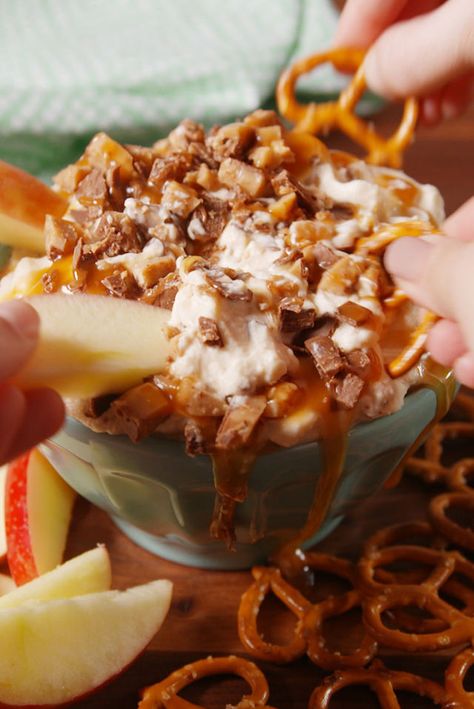 Heath Bar Dip For Apples, Cream Cheese Heath Bar Apple Dip, Heath Bar Caramel Apple Dip, Apple Dip Heath Bits, Heath Dip For Apples, Heath Bar Dessert, Shareable Desserts, Cookie Dough Fudge, Superbowl Desserts