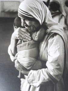 mere-teresa-bebe Mother Teresa Pictures, Saint Teresa Of Calcutta, Mother Teresa Quotes, Saint Teresa, Nobel Peace Prize, Mother Teresa, Jolie Photo, Life Is Hard, Blessed Mother