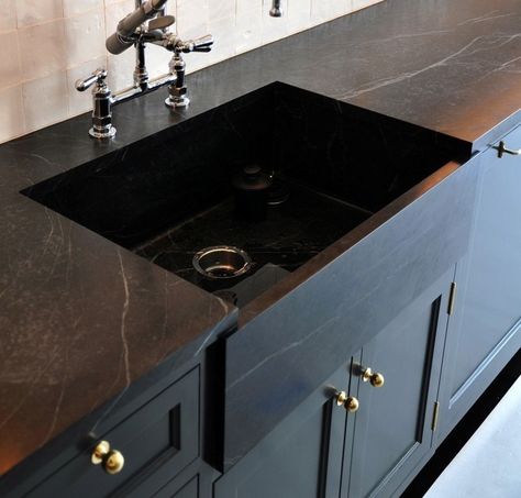 Soap stone counter and black cabinets Black Soapstone Countertops, Black Concrete Countertops, Black Marble Countertops, Soapstone Kitchen, Green Cabinet, Soapstone Counters, Countertops Concrete, Outdoor Kitchen Countertops, Soapstone Countertops