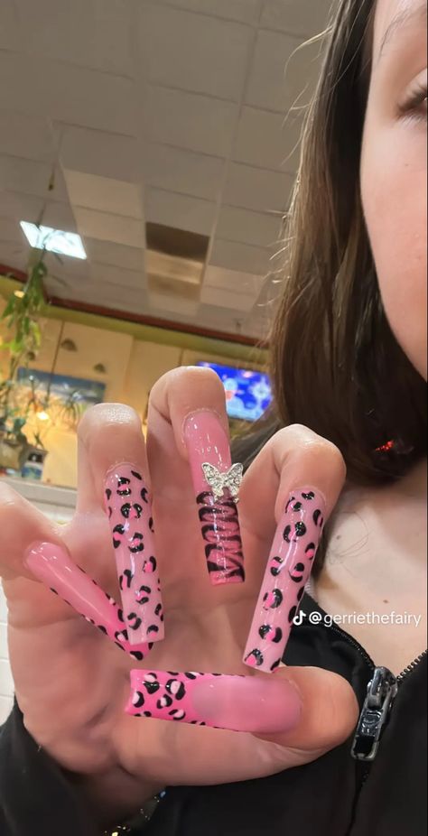 Y2k Nails No Charms, Pink Nail Sets With Charms, Y2k Nail Inspo Long, Ugly Nails Acrylic, Baddie Y2k Nails, 2000 Inspired Nails, Long Extra Nails, Back To School Nails Medium, 2000s Nails Trends