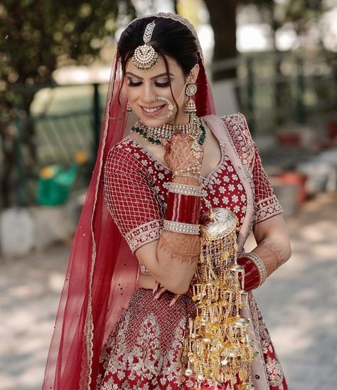 Marriage Bride Poses, Single Poss Girl Wedding, Dulhan Photo Pose, Indian Wedding Poses For Bride, Singal Dulhan Pose, Dulhan Single Pose, Bride Single Poses, Bride Poses Indian Wedding, Single Bride Poses