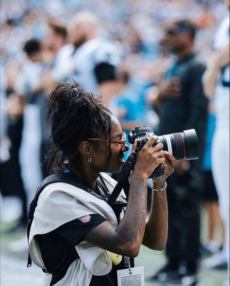 Photographer Woman Aesthetic, Photographer Aesthetic Black Woman, Photo Journalism Aesthetic, Media Major Aesthetic, Sports Journalism Aesthetic Basketball, Sport Photographer Aesthetic, Black Journalist Aesthetic, Photography Career Aesthetic, Photo Journalism Photography