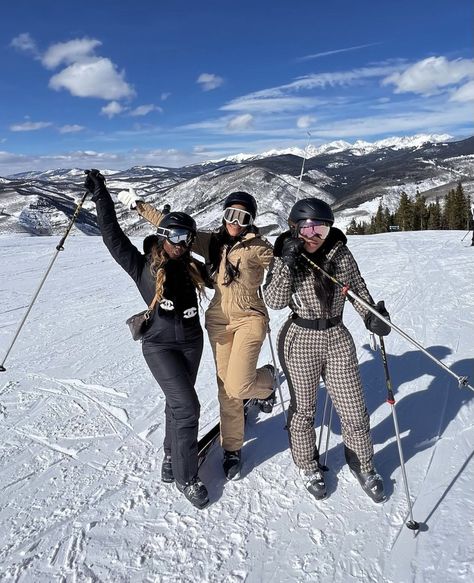 Black ladies ski Ski Aesthetic Outfits, Snow Trip Outfit, Black Ski Outfit, Aspen Outfits, Aspen Outfit Winter, Women Ski Outfit, Cabin Trip Outfit, Aspen Trip, Girls Ski Trip