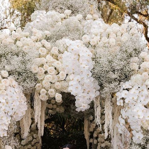 Luxury Wedding Ceremony, Cocktail Hour Decor, Ski Party, Black And White Wedding Theme, White Wedding Decorations, White Flower Arrangements, Wedding Stage Design, Dream Wedding Decorations, Wedding Planning Decor