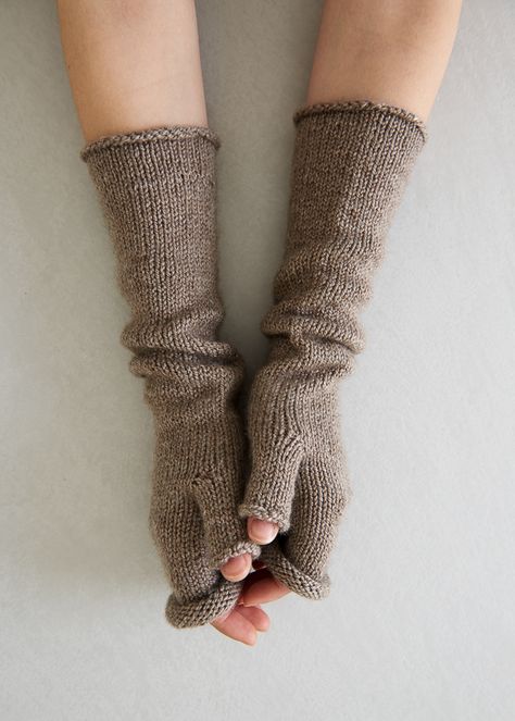 Fall knitting patterns - Take a look at this roundup of free knitting patterns for you to make this fall! Including fingerless gloves, blankets and socks. Knitted Gloves Mittens, Fall Knitting Patterns, Fingerless Gloves Knitted Pattern, Outlander Knitting, Purl Bee, Knitting Hats, Fall Knitting, Purl Soho, Fingerless Gloves Knitted