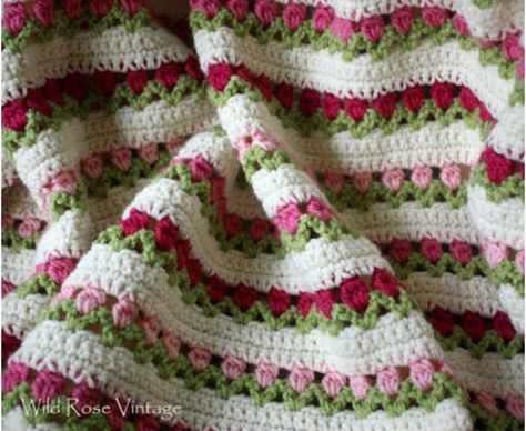 How to crochet the tulip stitch (video tutorial & diagram) Crochet Blanket Red, Tulip Stitch, Crochet Scarf Tutorial, Crochet Blanket Vintage, Designer Knitting Patterns, Crochet Tulip, Crochet Flower Blanket, Tulip Pattern, Coat Blouse