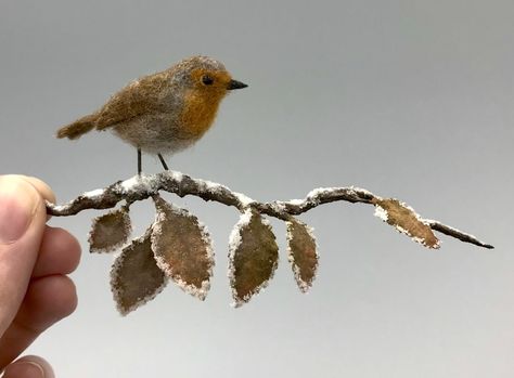 Curious Squirrels and Rambunctious Hares Form a Miniature Menagerie of Felted Wildlife | Colossal Needle Felting Diy, Needle Felting Tutorials, Needle Felting Projects, Wool Art, Wool Projects, Felting Tutorials, Felt Birds, Miniature Animals, Miniature Crafts