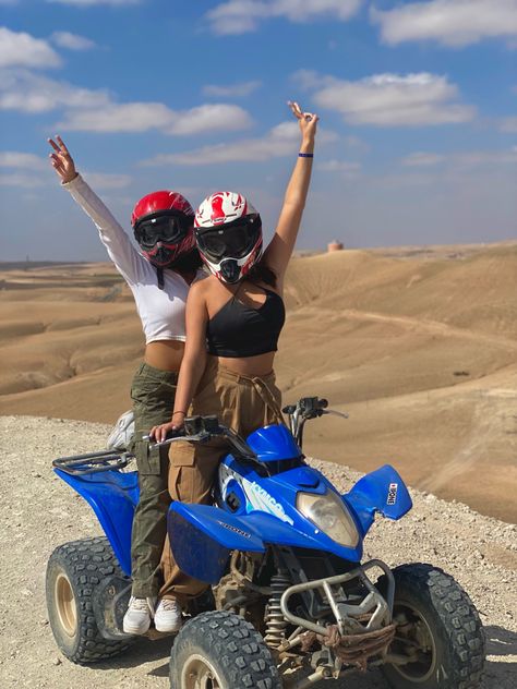 quad biking in the desert Quad Bike Outfit Women, Glamis Outfits, Quad Couple Pictures, Quad Pictures Photo Ideas, Dubai With Friends, Quad Biking Outfit, Dubai Quad Biking Aesthetic, Dubai Desert Outfit, Quad Astetic