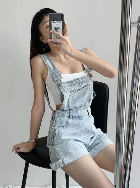 Jumper Outfit Denim Dress, Dungarees Skirt Outfit, Korean Jumper Outfit, Jumper Shorts Outfit Denim, Jumper Skirt Outfit Denim, Jumper Outfit Denim Short, Jeans Jumper Outfit, Dungaree Shorts Outfit, Jumper Outfit Denim