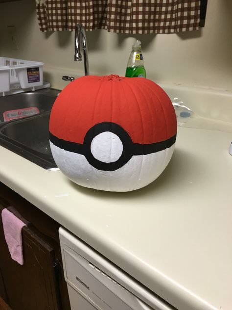 Diy Pokemon ball pumpkin Pokeball Pumpkin Painting, Pokemon Ball Pumpkin, Disney Painted Pumpkins Ideas, Pumpkin Painting Pokemon, Pumpkin Painting Ideas Pokemon, Disney Painted Pumpkin Ideas, Pokemon Halloween Decorations, Pokemon Pumpkin Painting, Pokeball Pumpkin