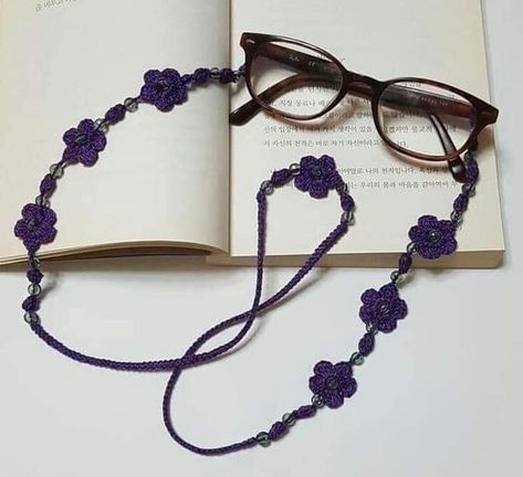 Crochet Glasses Chain- Tutorial And Ideas Crochet Glasses Chain, Cordon Crochet, Crochet Glasses, Crochet Dog Clothes, Crochet Beaded Necklace, Crochet Necklace Pattern, Crochet Baby Dress Pattern, Glasses Strap, Crochet Cord