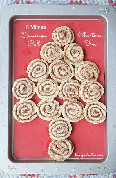 Be a hero in your home in five minutes. Thank me later. :) 5 Minute Cinnamon Roll Christmas Tree with easy overnight rise cinnamon roll recipe. Cinnamon Roll Christmas Tree, Cinnamon Roll Christmas, Christmas Cinnamon Rolls, Roll Christmas Tree, Cinnamon Roll Recipe, Christmas Friends, Roll Recipe, Christmas Sweets, Cinnamon Rolls Recipe