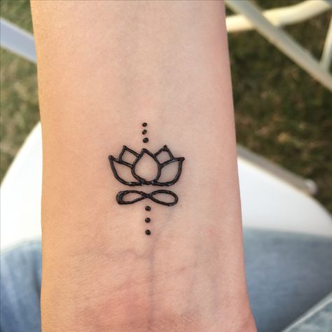 Small lotus henna tattoo Hanna Tattoo, Lotus Henna, Small Henna Tattoos, Small Henna Designs, Henne Tattoo, Wrist Henna, Cute Henna Tattoos, Tatuagem Masculina Pequena, Small Henna