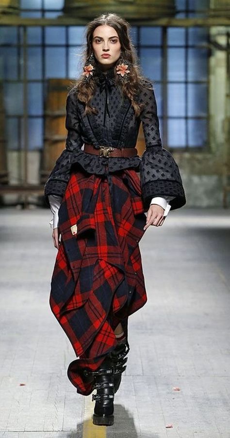 Tartan Skirt Outfit, Camille Hurel, Tartan Fashion, Estilo Hippy, Fashion Campaigns, Supermodels Runway, Fashion Now, Street Style Trends, Style Party