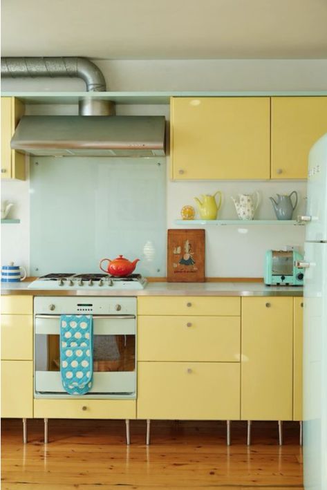 Pastel Coloured Kitchen, Pale Yellow Kitchen Ideas, Pale Yellow Kitchen Cabinets, Light Yellow Kitchen Cabinets, Yellow Painted Kitchen, Pastel Yellow Kitchen, Light Yellow Kitchen, Green And Yellow Kitchen, Colourful Kitchen Ideas