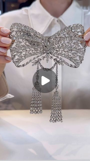 Hɪɢʜ Jᴇᴡᴇʟʟᴇʀʏ Dʀᴇᴀᴍ by Claudia Carletti on Instagram: "The delicacy of the open work, of the serti #millegrain and of the movement … a wonderful Belle Epoque magnificent bow brooch by @Cartier that is part of ‘ Iconic Jewels: Her Sense of Style’ a dedicated single-owner sale @sothebysjewels that has open for bidding on 2 May and will close on 16 May 2024.

Video credits: @jemima.chamberlain.adams and @sandrinemerle 

#BelleEpoque #cartier #sale #auction #geneva #sothebys" Dazzling Swan Necklace, Swarovski Champagne Swan Bracelet, Swan Necklace Swarovski, Swavorski Necklace Swan, Swarovski Swan, Gorgeous Jewelry, Cartier, Wonder, Instagram