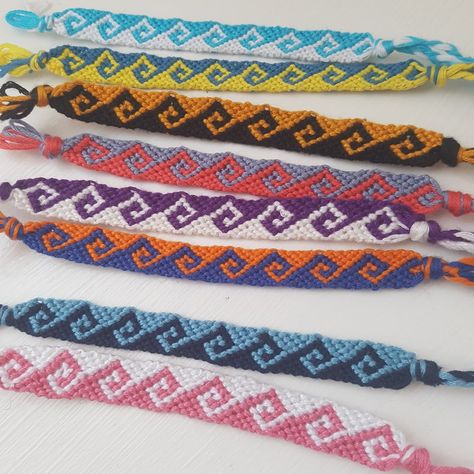 Greek Wave Design Tutorial – Choose Friendship Crochet Bracelet Free Pattern, Ideas Pulseras, Embroidery Floss Bracelets, Fold Forming, Crochet Bracelet Pattern, Kumihimo Patterns, Diy Friendship Bracelets Tutorial, Friendship Bracelet Patterns Easy, Cute Friendship Bracelets