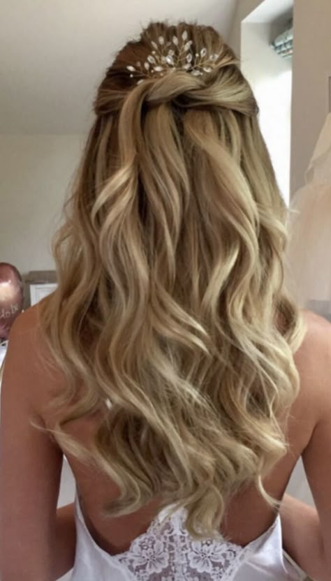 Debs Hairstyles, Bridesmaid Hair Inspo, Long Hair Designs, Curly Prom Hair, Bridal Hair Down, Wedding Hair Half, Timeless Looks, Haircuts For Women Over 50, Simple Prom Hair