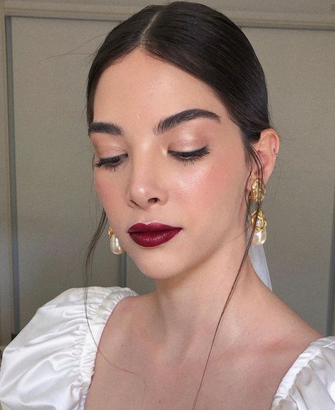 Beauty Trend 2023: The Red Wine Makeup For Your Dinner Date – Ferbena.com Identify Crisis, Red Wine Makeup, Wine Makeup, Makeup Bibir, Curated Wardrobe, Maquillage On Fleek, Trend 2023, Bridal Makeup Looks, Bride Makeup