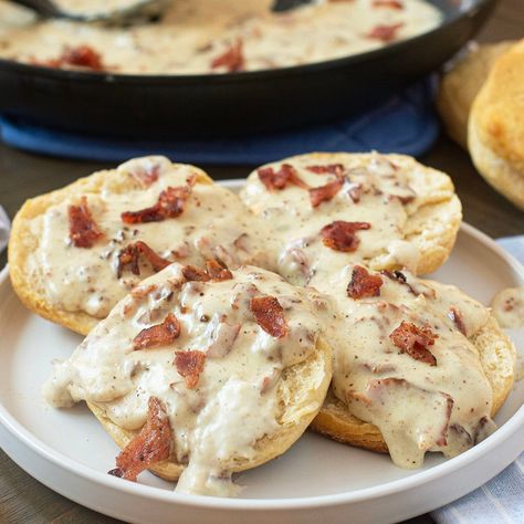 Gravy Recipe For Biscuits And Gravy, Bacon Gravy Recipe, Homemade Gravy Recipe, Bacon Gravy, How To Make Bacon, Homemade Gravy, Best Bacon, Bacon Tomato, Flavored Bacon