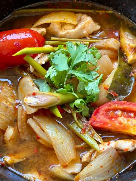 Thai Lemongrass Soup Recipe (Tom Yum) Lemongrass Soup Thai, Tum Yum Soup, Thai Vegetable Soup, Spicy Thai Soup, Tom Yum Soup Recipe, Thai Soup Recipes, Thai Chicken Recipes, Lemongrass Soup, Lemongrass Recipes