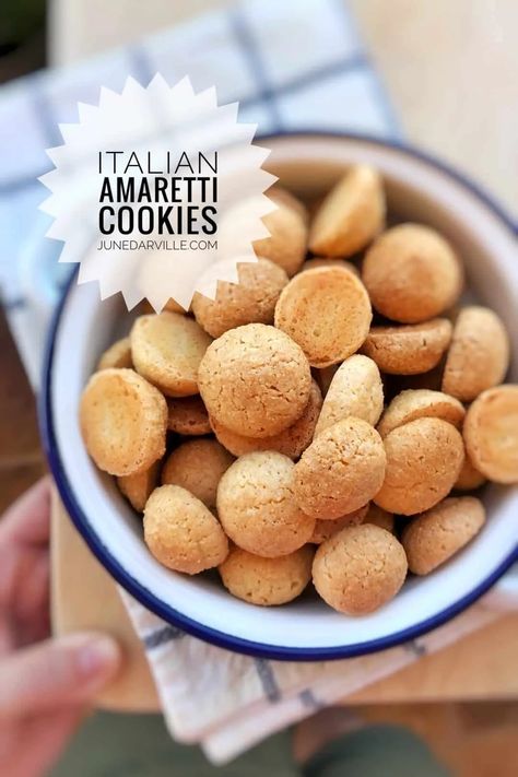 Crispy Amaretti Cookies, Amaretti Cookies With Almond Flour, Amaretto Cookies Italian, Amaretti Cookies Italian, Amaretti Cookies Recipe, Amaretto Liquor, Amaretto Cookies, Italian Treats, Amaretti Cookie Recipe