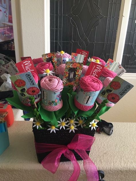 Yarn bouquet Yarn Gift Basket Ideas, Crochet Gift Basket Ideas, Crochet Mothers Day Gifts Ideas, Yarn Gift Ideas, Crochet Gift Basket, Hobby Lobby Gift Card, Yarn Gifts, Mothers Day Crafts For Kids, Mothers Day Gifts From Daughter