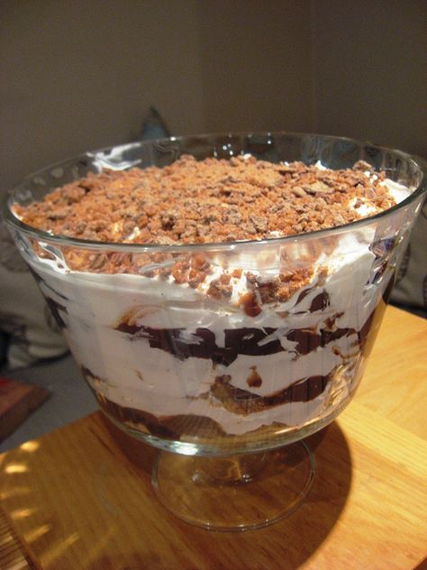 Chocolate Brownie Trifle, Brownie Trifle Recipe, Skor Bars, Brownie Trifle, Paula Deen Recipes, Chocolate Trifle, Trifle Desserts, Trifle Recipe, Chocolate Delight