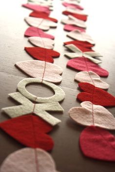 Creative Valentines Day Ideas, Saint Valentin Diy, Valentines Bricolage, Happy Hearts Day, Christmas Accents, Creative Valentines, Felt Garland, My Funny Valentine, Saint Valentine