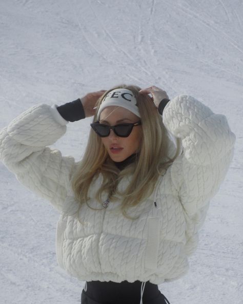 6 Après Ski Trends That Are Flooding My Instagram Feed RN | Who What Wear St Moritz Aesthetic Outfit, Apres Outfits For Women, Whistler Canada Aesthetic, St Moritz Outfit, St Moritz Aesthetic, Ski Trends, Ski Trip Outfit, Shea Marie, Apres Ski Outfits