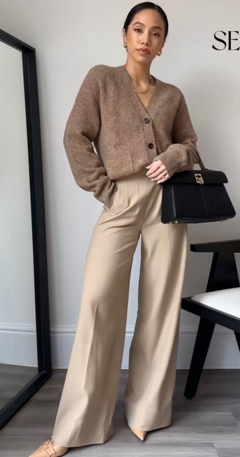 Mango Skirt Outfit, Cream Trousers Outfit Fall, Business Boss Lady Outfit, Fall Smart Casual Outfits, Conservative Work Outfits Women, Neutral Color Outfits Aesthetic, Old Money Office Outfit, Navy Mini Skirt Outfit, Smart Casual Winter Outfits Women