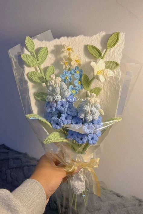 Graduation gift idea: crochet grape hyacinth and forget-me-not flower bouquet in blue Crochet Bouquet Flowers For Boyfriend, Crochet Bouquet For Boyfriend, Crochet Gift Idea For Boyfriend, Knitted Bouquet Of Flowers, Crochet Things To Make Your Boyfriend, Crochet A Bouquet Of Flowers, Aesthetic Crochet Flowers, Easy Crochet For Boyfriend, Crochet Bouquet Arrangement