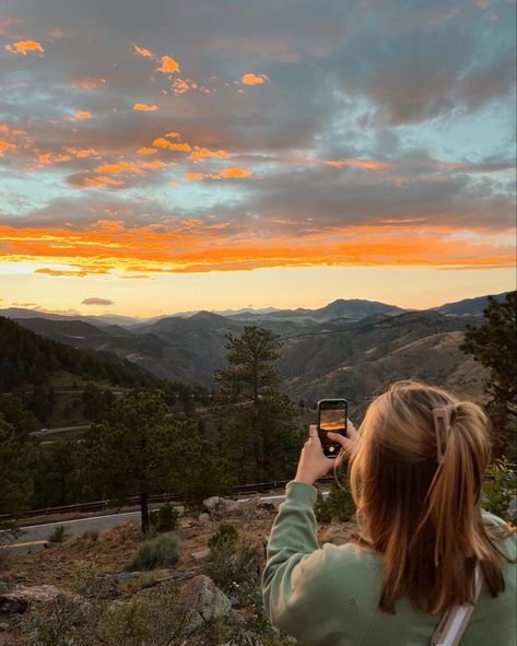 #mountains #sunset #sunsetphotography #poses Sunset Hike Pictures, Mountain Pictures Poses, Mountain Poses Photo Ideas, Sunset Pic Ideas, Trip Poses, Mountains Photoshoot, Insta Pic Poses, Hike Pictures, Snow Portraits