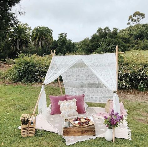 Pink And White Picnic, Picnic Party Decorations, White Picnic, Backyard Birthday Parties, Minimalist Dekor, Backyard Birthday, Picnic Inspiration, Picnic Decorations, Garden Picnic