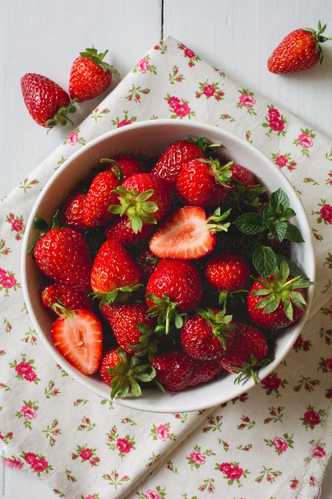 Strawberry Pictures, Strawberry Bowl, Strawberry Shortcake Characters, Fruit Photography, Strawberry Fruit, Strawberry Fields, Strawberry Milk, Red Fruit, Chocolate Covered Strawberries