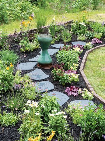 Transform Your Garden Design for Free: Beginners Tips Yard Stepping Stones, Stone Garden Edging, Sidewalk Landscape, Rubber Stepping Stones, Landscape Pavement, Fun Backyard Ideas, Garden Walkway Ideas, Stepping Stone Garden, Entertaining Backyard