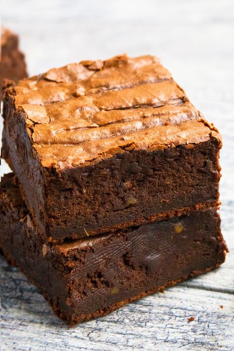 Fudgy Avocado Brownies {Healthier} - CakeWhiz Chocolate Avocado Brownies, Avocado Brownies, Brownies Recipe Homemade, Chocolate Avocado, Brownies Recipe, Healthy Chocolate, Brownie Recipes, Chocolate Chips, Cocoa Powder