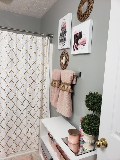 Bathroom Girly Decor Ideas, Small Glam Bathrooms, Small Glam Bathroom Decor Ideas, Bathroom Ideas Girly, Apartment Bathroom Decor Ideas Glam, Pink And Gold Bathroom Ideas, Bathroom Ideas Dorm, Bathroom Decor Apartment Girly, Rose Gold Bathroom Decor