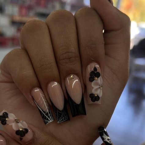 Diana Alvarez ✨ 🧿 on Instagram: "🖤✨ 

#blacknails #blackflowers #flowers #insposet #elginnails #elginnailstech" Black Nails With Gold Flakes, Black Nails With Gold, Nails With Gold Flakes, Nails With Gold, Black French Tips, Acrylic Flowers, Black Flowers, 3d Flowers, Gold Flakes