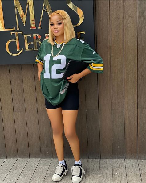 Jersey Dress Outfit, Football Jersey Outfit, American Football Jersey, Outfit Mujer, Jersey Outfit, Photoshoot Concept, Football Jersey, Football Jerseys, American Football