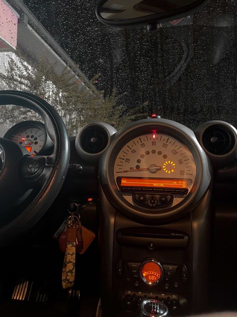 Mini Copper Interior, Mini Cooper Interior Accessories, Mini Cooper Countryman Aesthetic, Mini Cooper Aesthetic Interior, Mini Cooper Interior Ideas, Mini Countryman Interior, Mini Cooper Aesthetic, Cooper Aesthetic, Mini Cooper Interior