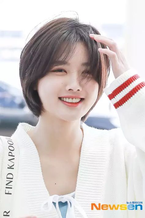 Asian Short Hair Round Face, Short Hair Korean Style, Ulzzang Short Hair, Korean Short Hair, Asian Short Hair, Kim Yoo Jung, Shot Hair Styles, Short Hair Styles For Round Faces, Girl Short Hair