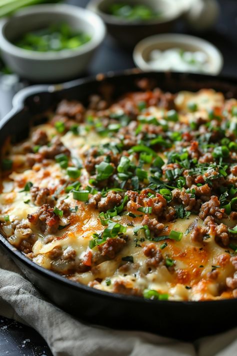 Cheesy skillet dish topped with ground meat, green onions, and herbs. Beef Quick Dinner Recipes, Beef Cast Iron Recipes, Ground Beef Recipe Low Carb, Quick Hearty Meals, Ground Meat Skillet Recipes, Easy Healthy Beef Dinner Recipes, Healthy Ground Beef Bowl Recipes, Ground Beef Recipes Stroganoff, Ground Beef And Perogies