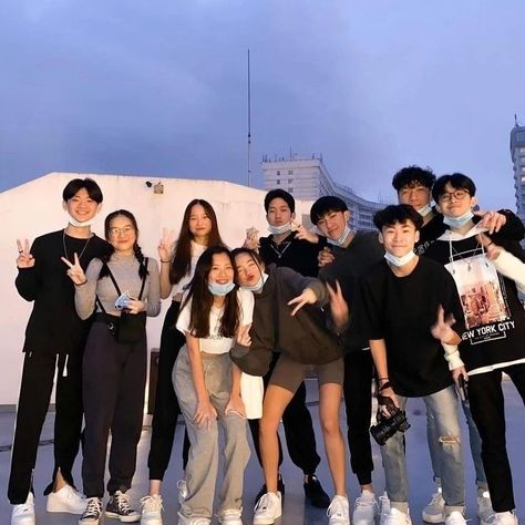 3 Girls 2 Boys Squad Goals, 4 Boys And 4 Girls Squad, Boy And Girl Friendship, Friend Group Pictures, Boy Squad, Squad Pictures, Squad Photos, Friendship Photoshoot, Korean Best Friends