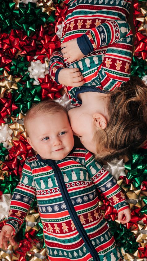 Super easy and simple Christmas photo idea to do with your little ones! Kids Christmas Tree Pictures, Christmas Bow Photoshoot, Christmas Kids Picture Ideas, Siblings Xmas Photo Ideas, Baby Sibling Christmas Pictures, Sibling Christmas Tree Pictures, Easy Toddler Christmas Pictures, Kids Christmas Lights Pictures, Christmas Photos Toddler And Baby